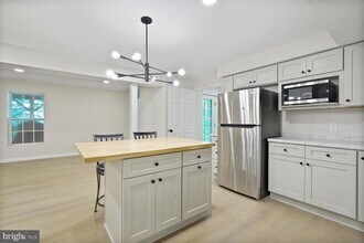 7029 Clifton Knoll Ct in Alexandria, VA - Building Photo - Building Photo