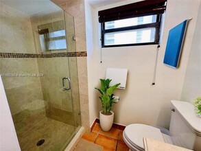 2625 Collins Ave, Unit 607 in Miami, FL - Foto de edificio - Building Photo