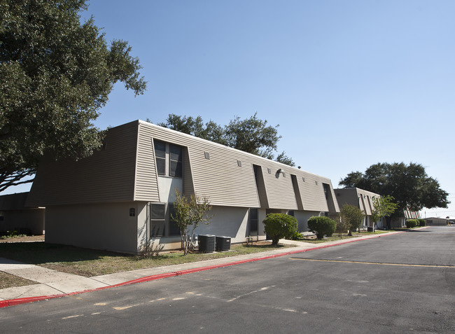 Seguin Manor Apartments in Seguin, TX - Building Photo - Building Photo