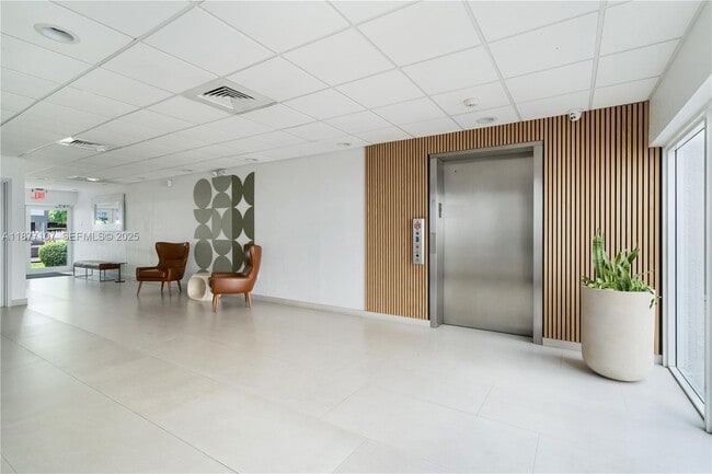 1665 Bay Rd in Miami Beach, FL - Building Photo - Building Photo