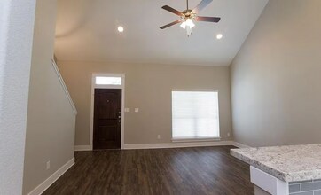 112 Waverly Dr in Bryan, TX - Foto de edificio - Building Photo