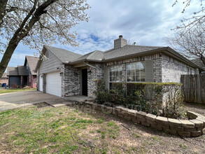 9008 E 87th St in Tulsa, OK - Building Photo - Building Photo