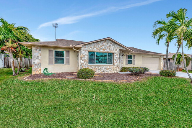 661 SE Crescent Ave in Port St. Lucie, FL - Building Photo - Building Photo