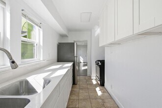 350 E 60th St in Los Angeles, CA - Building Photo - Building Photo