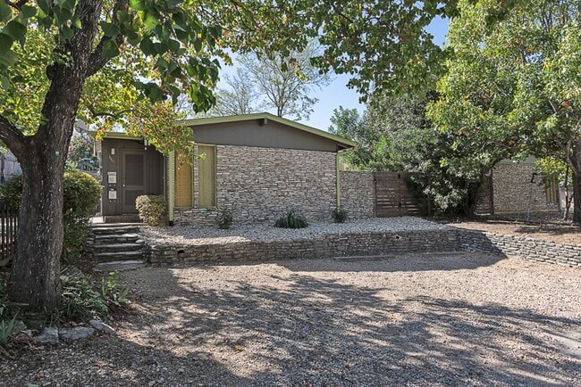property at 1119 Mariposa Dr