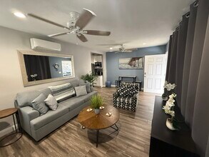 1108 Orange Ave, Unit B in Long Beach, CA - Building Photo - Building Photo