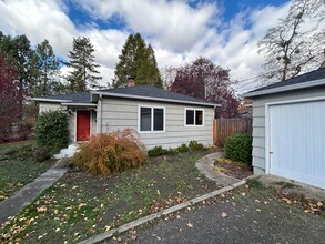 1817 Woodlawn Dr in Medford, OR - Foto de edificio - Building Photo