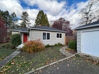 1817 Woodlawn Dr in Medford, OR - Building Photo - Building Photo