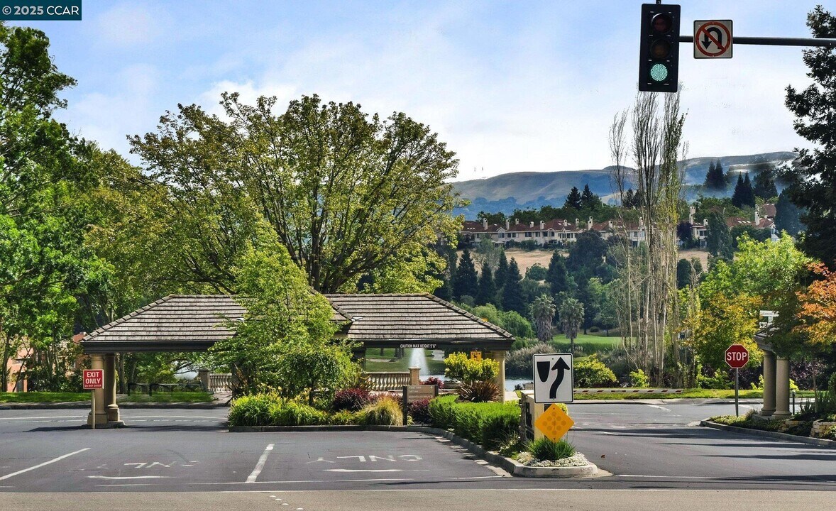 30 Eagle Lake Pl in San Ramon, CA - Building Photo