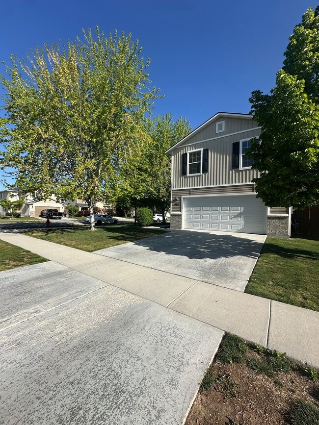 690 W Ramsbrook St in Meridian, ID - Building Photo - Building Photo