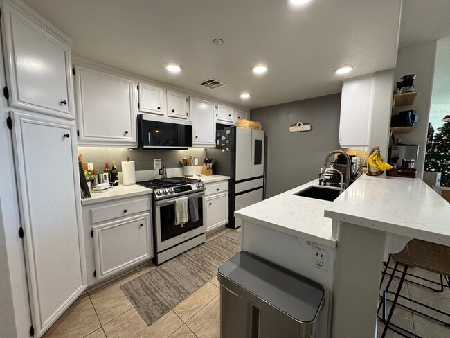 243 Riverdale Ct, Unit 425 in Camarillo, CA - Building Photo - Building Photo