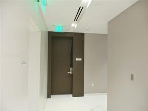 300 Biscayne Boulevard Way, Unit 1006E in Miami, FL - Building Photo - Building Photo