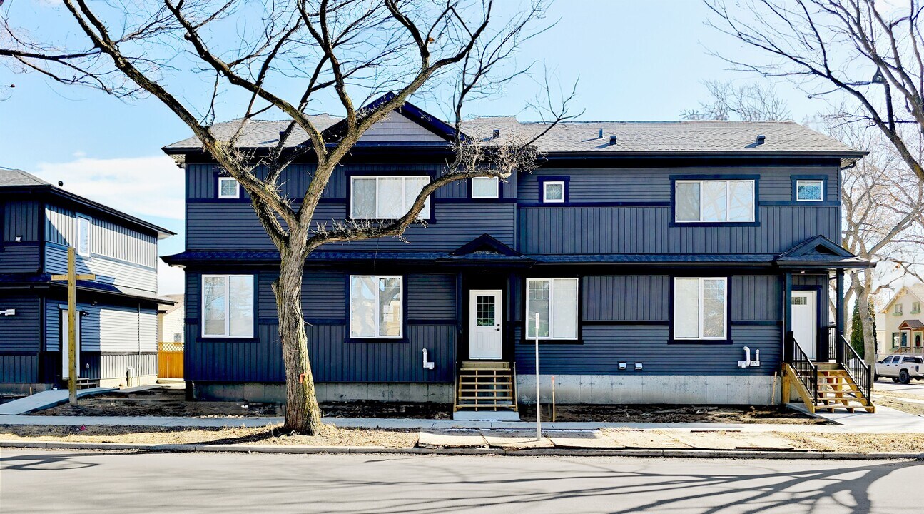 9207-9117 117 Ave NW in Edmonton, AB - Building Photo