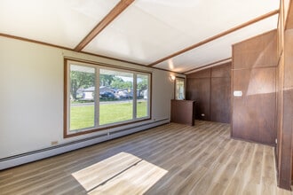 810 W Jackson St in Abingdon, IL - Building Photo - Building Photo