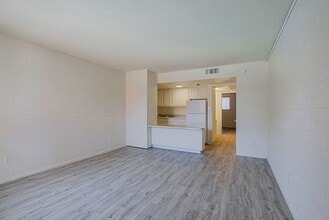 Ambassador West Apartments in Phoenix, AZ - Foto de edificio - Building Photo