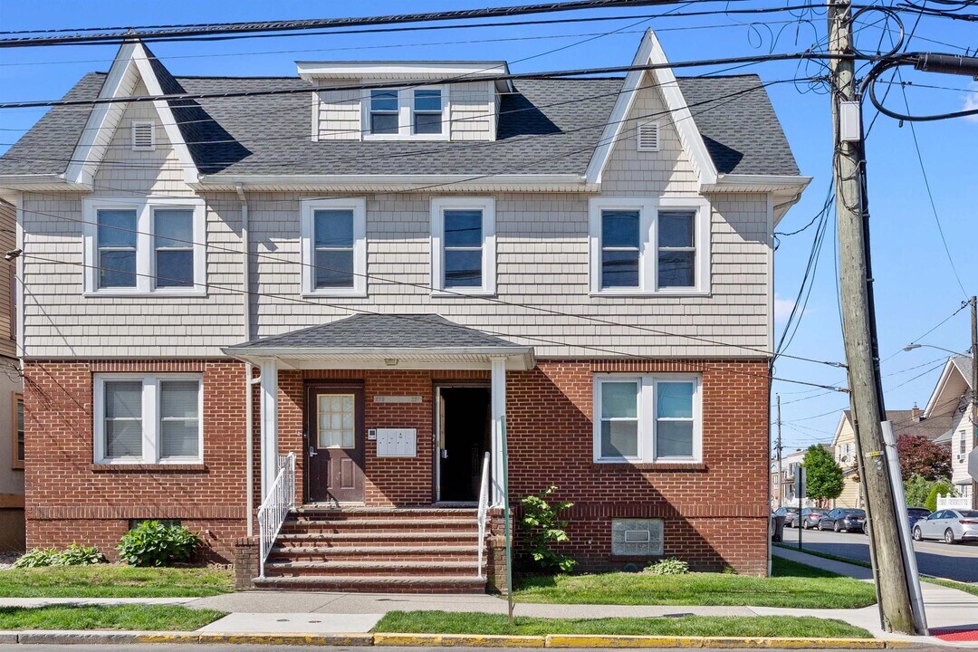 275 Centre Ave in Secaucus, NJ - Building Photo