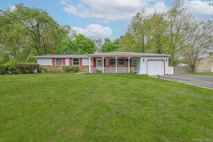 16 Fraternity Ln in Stony Brook, NY - Building Photo
