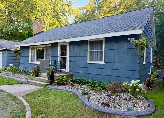 property at 525 W Giles Rd