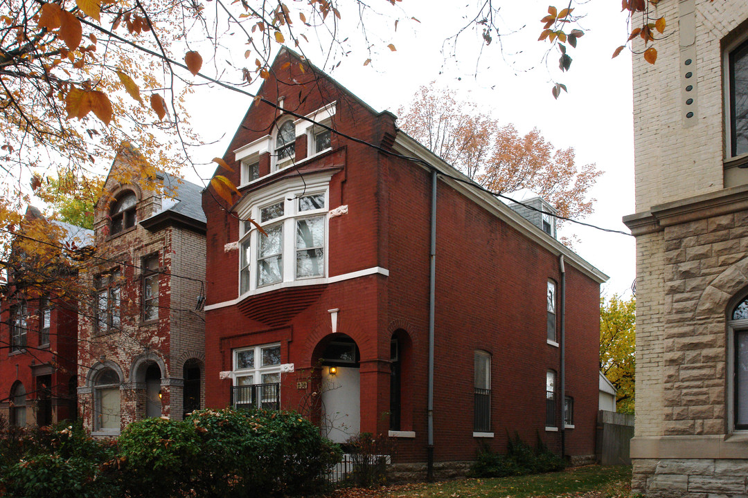 930 S 6th St in Louisville, KY - Building Photo