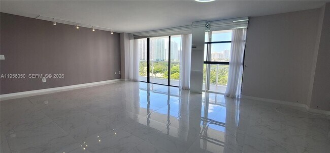 3701 N Country Club Dr, Unit 807 in Aventura, FL - Foto de edificio - Building Photo