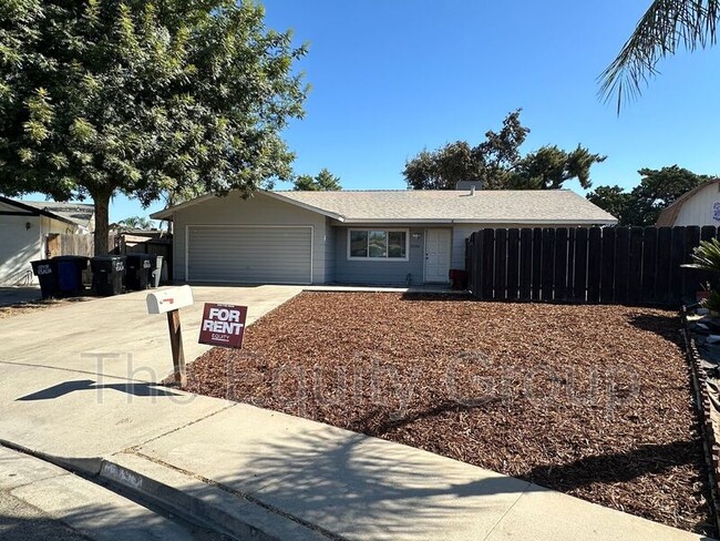 2036 N Jacob Ct in Visalia, CA - Building Photo - Building Photo