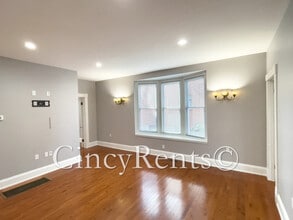 3942 Hazel Ave, Unit 1 in Cincinnati, OH - Foto de edificio - Building Photo