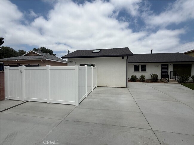 20509 1/2 Vose St in Los Angeles, CA - Building Photo - Building Photo