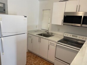 1301 NW 95th St, Unit B in Miami, FL - Building Photo - Building Photo