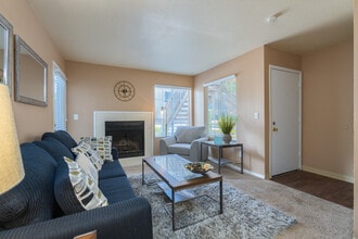 Walnut Village in Sacramento, CA - Foto de edificio - Interior Photo