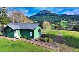 17561 Gardner Ridge Rd in Brookings, OR - Building Photo