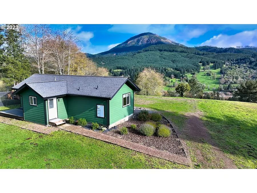 17561 Gardner Ridge Rd in Brookings, OR - Building Photo