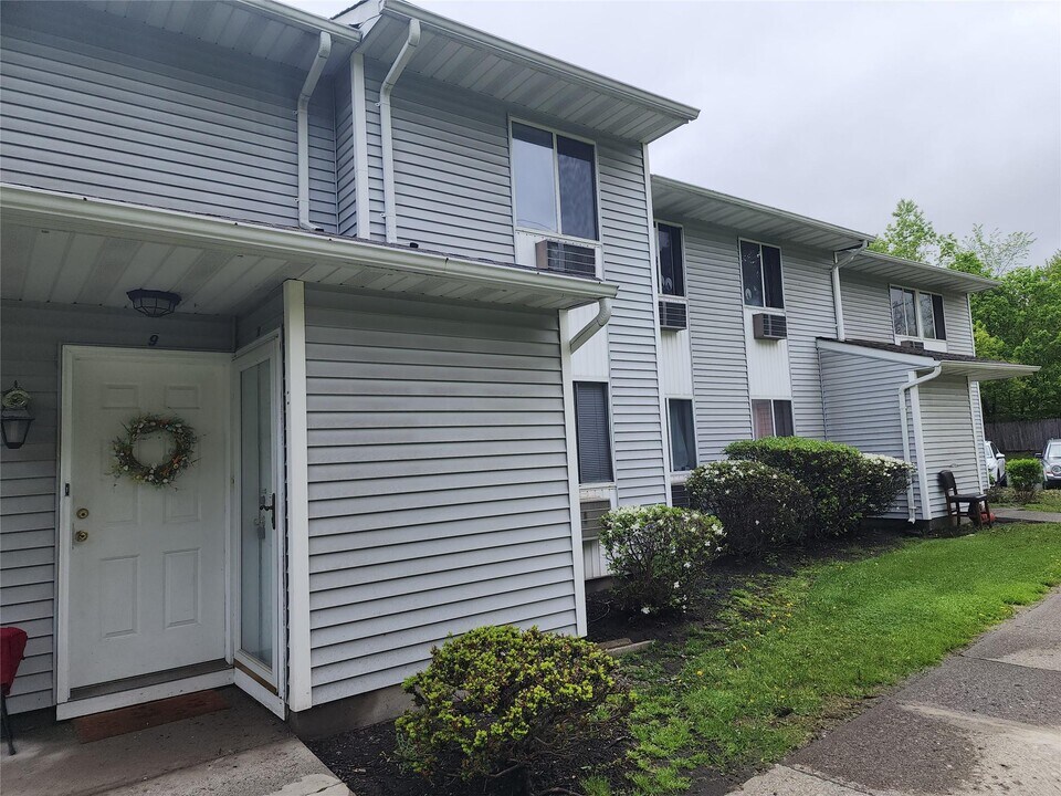 11 Ruth Ct in Middletown, NY - Building Photo