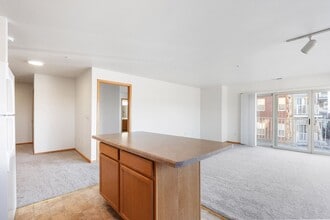 Six Points Apartments in West Allis, WI - Foto de edificio - Building Photo