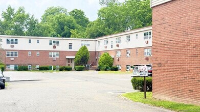 80 Belair Dr in New Milford, CT - Building Photo - Building Photo