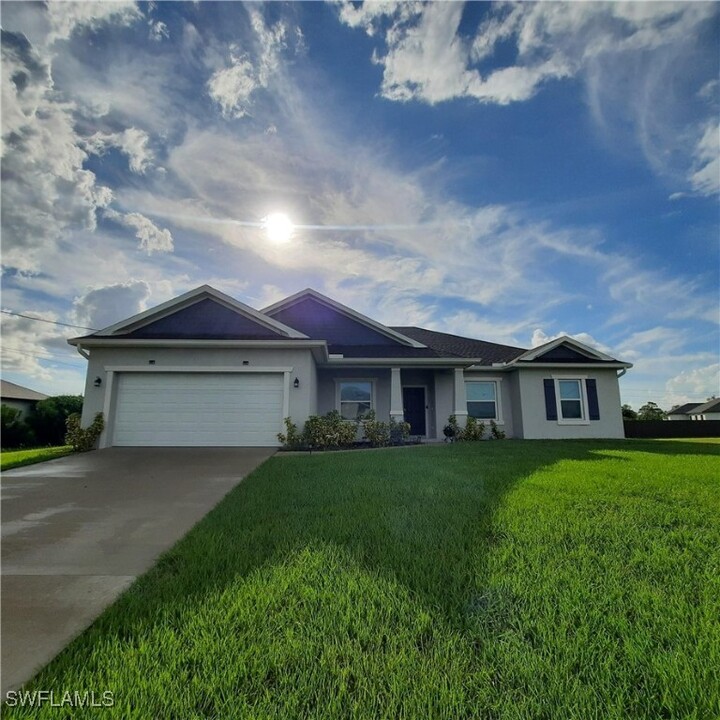 4150 NE 9th Ave in Cape Coral, FL - Foto de edificio