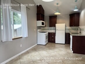 1860 Rogue River Hwy in Grants Pass, OR - Building Photo - Building Photo
