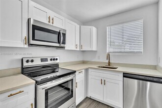 584 NW 35th St in Miami, FL - Building Photo - Building Photo