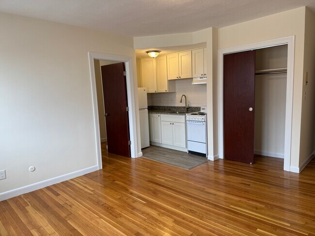 168 Beacon St, Unit 1 in Boston, MA - Foto de edificio - Building Photo