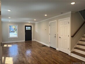 585 Laurel St in East Haven, CT - Building Photo - Building Photo