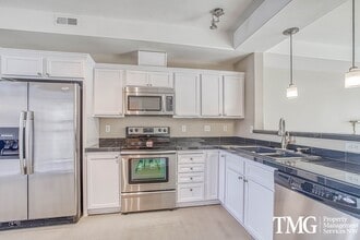 2004 NE Cadbury Ave in Beaverton, OR - Building Photo - Building Photo