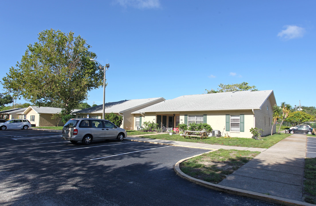 Sandpiper Village in Tarpon Springs, FL - Building Photo