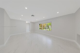 8825 SW 151st St in Palmetto Bay, FL - Foto de edificio - Building Photo