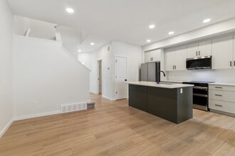 20744-20724 24 Ave NW in Edmonton, AB - Building Photo - Building Photo