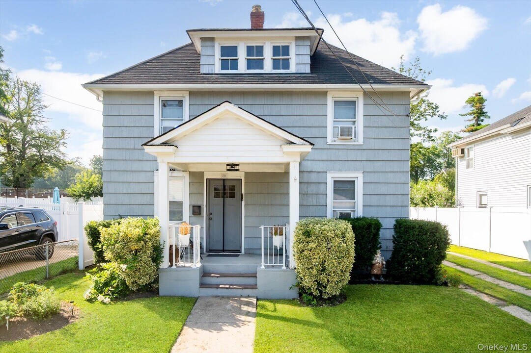 20 Waldo Ave in Greenvale, NY - Building Photo