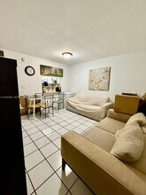 303 NE 187th St in North Miami Beach, FL - Building Photo - Building Photo