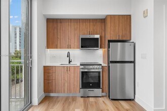 650 SW 1st St, Unit 406 in Miami, FL - Foto de edificio - Building Photo