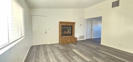 1533 N Erwin St-Unit -1533 N Erwin St #A in Ridgecrest, CA - Foto de edificio - Building Photo