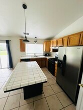 575 W Cinnamon Ave in Hanford, CA - Building Photo - Building Photo