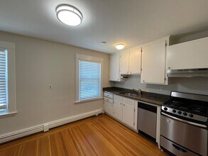 206 W Emerson St, Unit 2R in Melrose, MA - Building Photo - Building Photo