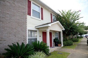 1810 Shay-Lin Ct in Niceville, FL - Building Photo